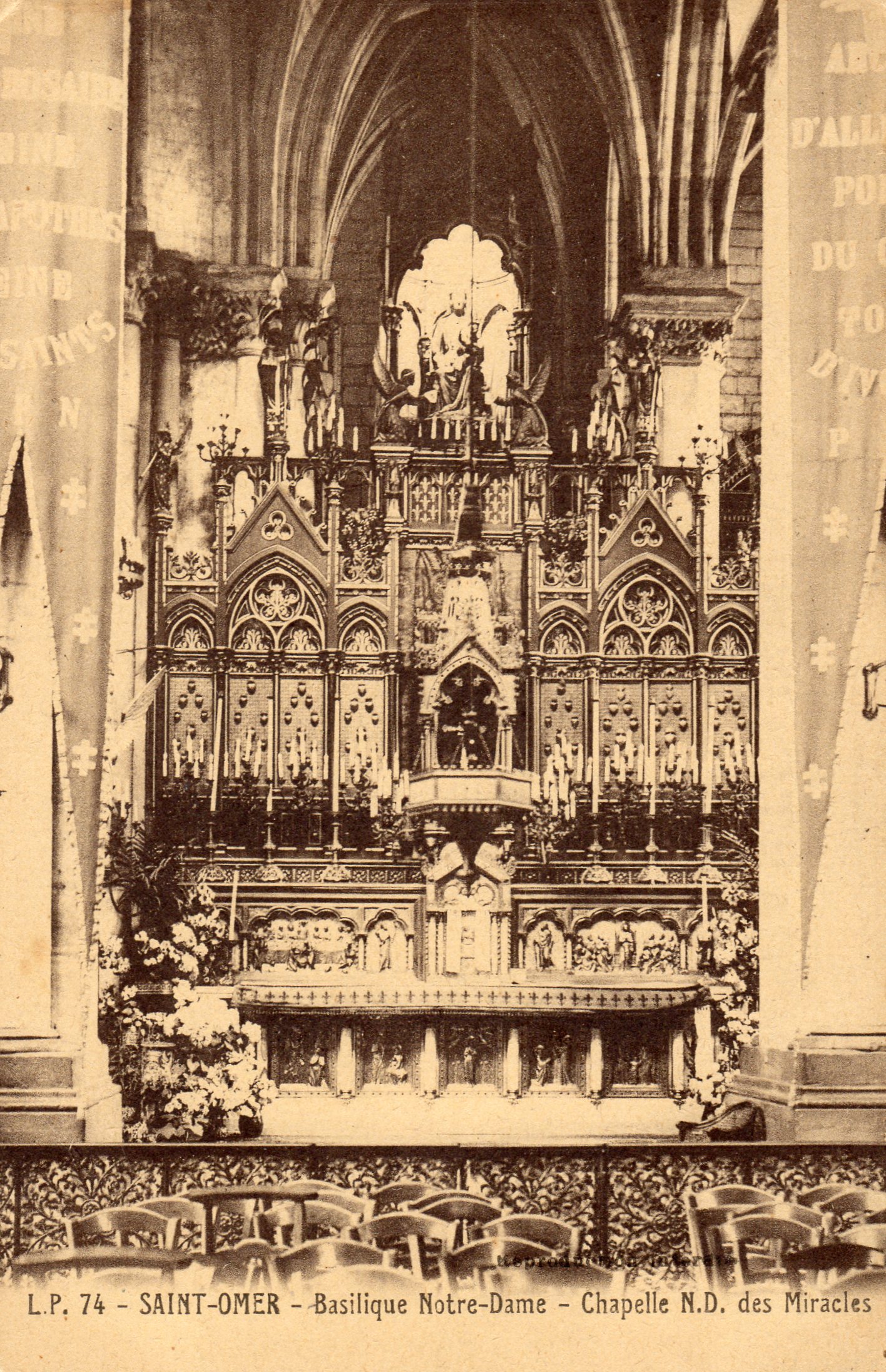 Cet autel dédié à Notre Dame des Miracles se situe dans le transept mystique, on peut voir sur les murs tout autour les nombreux ex-votos en remerciement de nombreux miracles.